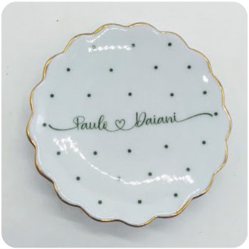 Joia do Dia Ondulada: Nome com Arte (Pintinhas) com filete em Ouro
